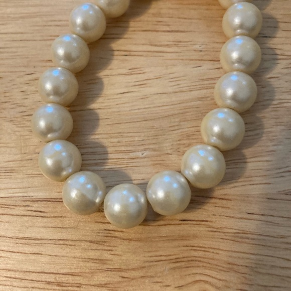Vintage eight inches bracket size of the pearl is 8. - Picture 2 of 2